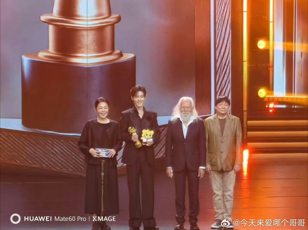 xzmelons's tweet image. At this year College Students Film Festival #XiaoZhan won as the best actor and Ma Li as the best actress, and i cannot not think back at their funny interactions on stage during Weibo Nights!
Congratulations to both!
Congratulations to our Xiao Zhan to be the emperor both in