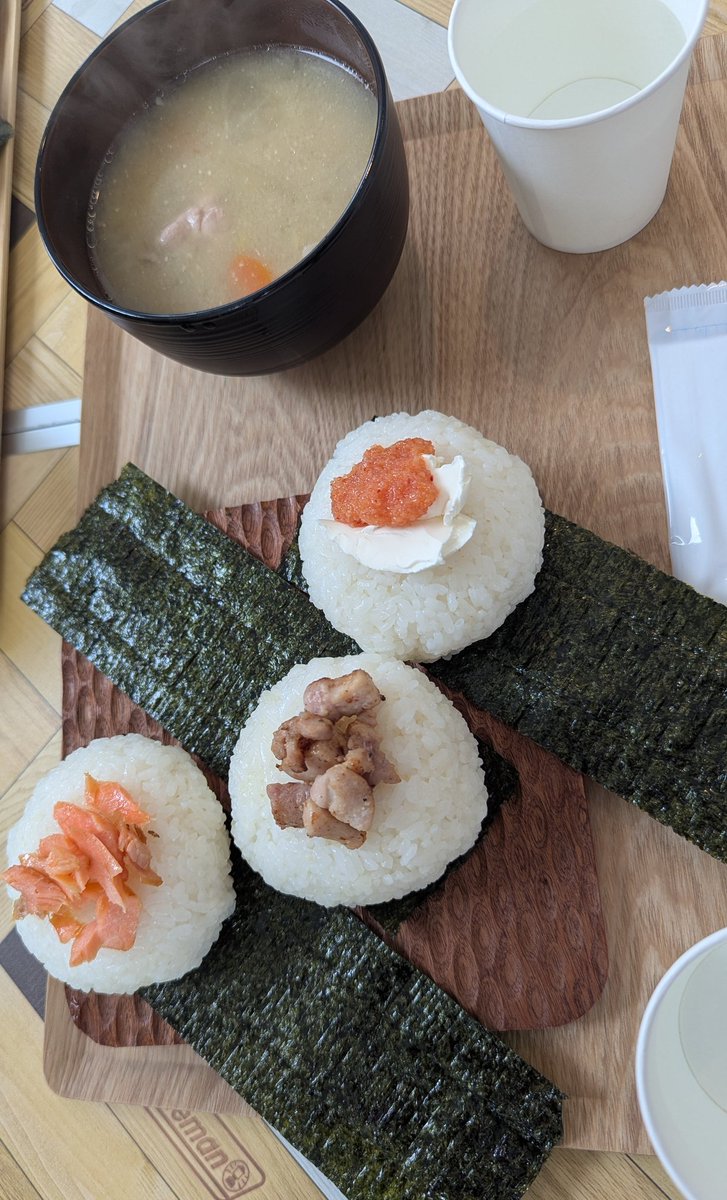 今日のお昼に寄った
おむすび屋さん、
めっちゃ美味しかった‼️
１個500円前後。
わたしにとったらちょい贅沢な価格設定だったけれど、
リピしたいお店☺️

 #お結びにぎやかさゆりん
 #豚汁
 #明太クリームチーズおむすび
 #ガリバタチキンおむすび
 #シャケおむすび