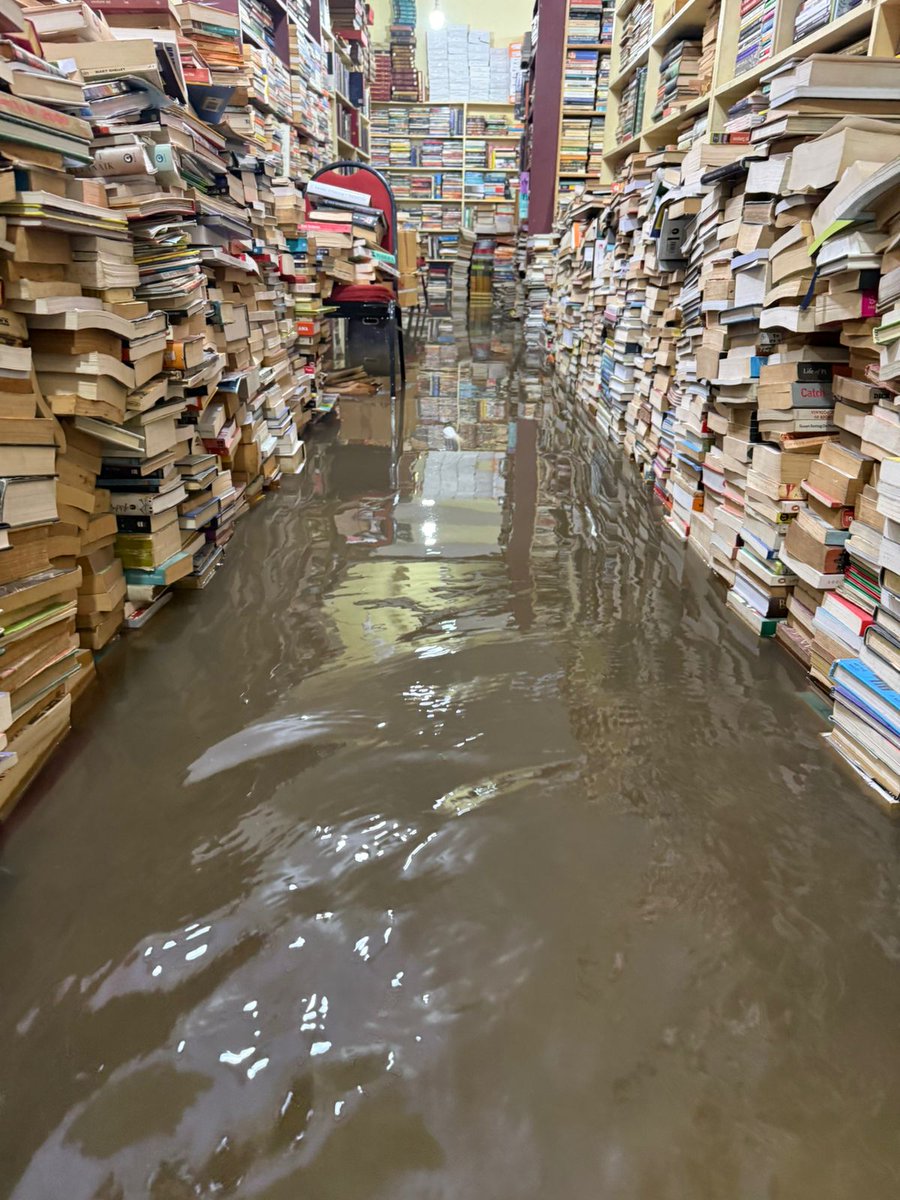 THBengaluru's tweet image. #Bookworm on Church Street flooded due to heavy #Bengalururains on April 29. Nearly 4,000-5,000 books suspected to be damaged, owners say.