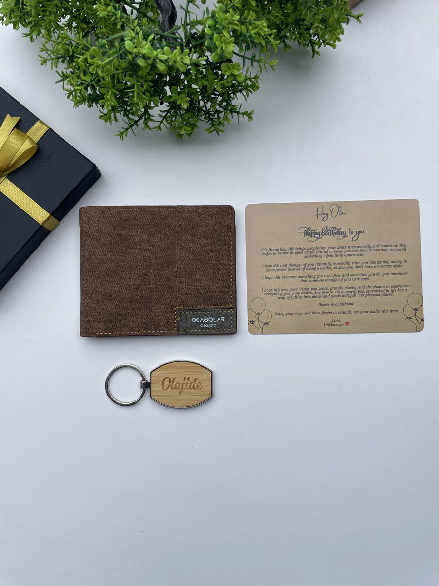 Dayari_ng's tweet image. A wallet that holds more than just cash, it holds the thought behind it.

Paired with a custom keychain, this is the kind of gift that actually gets used.

#GiftIdeas #PersonalisedGifts #Gifts #ProductShowcase