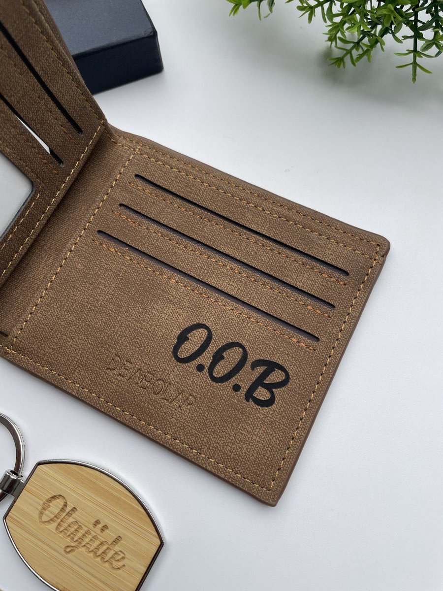 Dayari_ng's tweet image. A wallet that holds more than just cash, it holds the thought behind it.

Paired with a custom keychain, this is the kind of gift that actually gets used.

#GiftIdeas #PersonalisedGifts #Gifts #ProductShowcase