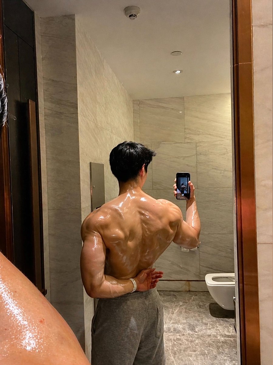onlyfans.com/waltersoh
Will you help scrub my back?