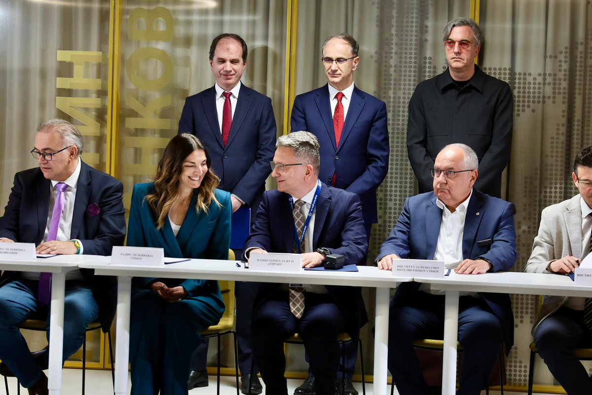 Mihailo72J's tweet photo. 🔹У присуству председника Владе Републике Србије, проф. др Ђуро Мацута потписаo сам Протокол о сарадњи за израду националног великог језичког модела за српски језик између Канцеларије за ИТ и еУправу и 11 институција и медија данас у Кући еУправе. 

▫️Протокол о сарадњи је потписан са представницима Народне библиотеке Србије, Универзитетске библиотеке „Светозар Марковић“, Радио-телевизије Србије, Радио-телевизије Војводине, Јавног предузећа „Службени гласник“, Новинске агенције „ТАНЈУГ“, „Политика“ новине и магазини, Друштва за језичке ресурсе и технологије (ЈеРТех), ReLDI центра за језичке податке, Института за српски језик Српске академије наука и уметности и Истраживачко-развојног института за вештачку интелигенцију. 

🔹Потписивању су присуствовали и председник Привредне коморе Србије, Марко Чадеж, као и стални представник Програма Уједињених нација за развој (УНДП) у Србији, Јакуп Бериш.

@Privrednakomora 
@UNDPSerbia 
@SerbianGov 

➡️https://t.co/iQkdr6nVpe