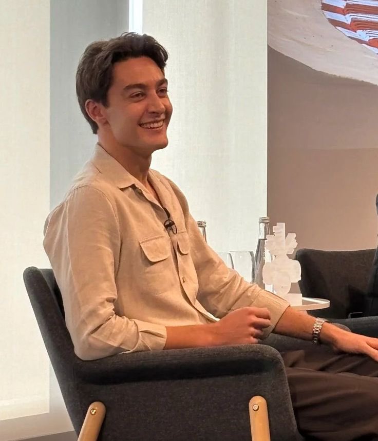 vyrssell63's tweet photo. He looks like the physics teacher I would have a crush on https://t.co/XQipJ0GLnq