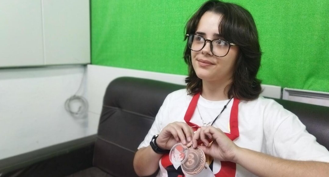 yosdanycuba's tweet photo. Esta es la segunda medalla de bronce para la estudiante espirituana Leticia María en Olimpiadas internacionales de Química, considerada la Mendeleev como el evento de mayor rigurosidad en el mundo. https://t.co/V2UNpA2NfA