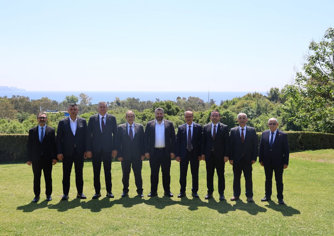 AntalyaOSB's tweet photo. Antalya Organize Sanayi Bölgesi Yönetim Kurulu Başkanımız Hasanali Gönen, Organize Sanayi Bölgeleri Üst Kuruluşu (OSBÜK) Yönetim Kurulu Başkanı Sayın Memiş Kütükçü ve T.C. Sanayi ve Teknoloji Bakan Yardımcısı Sayın Oruç Baba İnan ile bir araya geldi.

Organize Sanayi Bölgelerinin mevcut durumu, sanayicilerimizin ihtiyaçları ve üretim ekosisteminin güçlendirilmesine yönelik değerlendirmelerin yapıldığı toplantıda; Korkuteli OSB Başkanı Osman Bahçe, Manavgat Ticaret ve Sanayi Odası ve Manavgat OSB Başkanı Seydi Tahsin Güngör, Kaş Gıda İhtisas OSB Başkanı ve Kaş Kaymakamı Tevfik Kumbasar ile Antalya Ticaret ve Sanayi Odası Başkanı Yusuf Hacısüleyman da yer aldı.

Sanayimizin sürdürülebilir gelişimine, yatırım ortamının güçlendirilmesine ve organize sanayi bölgelerimizin ortak hedeflerine katkı sunan bu önemli toplantının verimli sonuçlar doğurmasını temenni ederiz.

@GnenHasanali @ilhanmetin_ @osiad_antalya @GOSD_Antalya @AOSB_TK @yiitbudak @AhmetKasapoglu8 @osmanbahce @aosbteknopark @aerogluan @mehmetatlgn @elcinekici @necmialpagot @serkanbahar07 @Osbuk_org @AntalyaTSO @MemisKutukcu