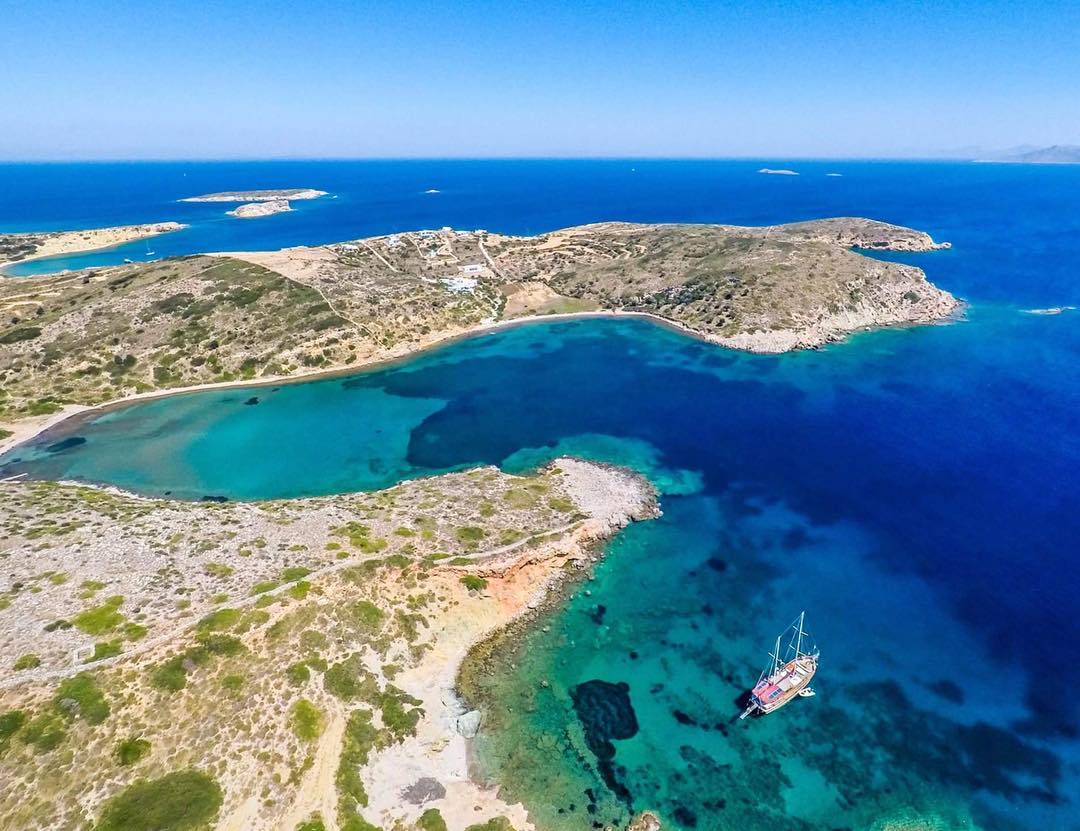 VisitLipsi's tweet photo. From above, #Lipsi unfolds like a dream — a mosaic of turquoise bays and sunlit shores surrounded by the deep blue of the Aegean. The island’s coastline glimmers with untouched beauty, inviting you to lose yourself in its serenity.

#Repost @leloup

#GreekIslands #TravelGreece https://t.co/4D9DCcdV9s