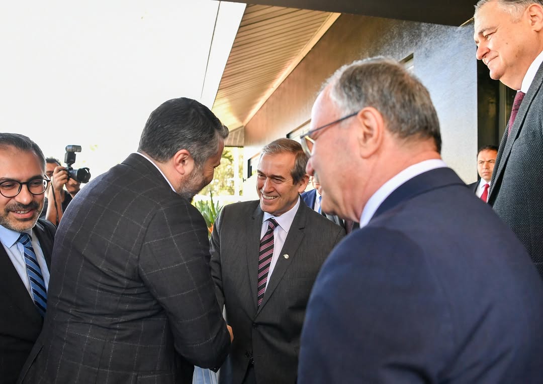 AntalyaOSB's tweet photo. Antalya Organize Sanayi Bölgesi Yönetim Kurulu Başkanımız Hasanali Gönen, Organize Sanayi Bölgeleri Üst Kuruluşu (OSBÜK) Yönetim Kurulu Başkanı Sayın Memiş Kütükçü ve T.C. Sanayi ve Teknoloji Bakan Yardımcısı Sayın Oruç Baba İnan ile bir araya geldi.

Organize Sanayi Bölgelerinin mevcut durumu, sanayicilerimizin ihtiyaçları ve üretim ekosisteminin güçlendirilmesine yönelik değerlendirmelerin yapıldığı toplantıda; Korkuteli OSB Başkanı Osman Bahçe, Manavgat Ticaret ve Sanayi Odası ve Manavgat OSB Başkanı Seydi Tahsin Güngör, Kaş Gıda İhtisas OSB Başkanı ve Kaş Kaymakamı Tevfik Kumbasar ile Antalya Ticaret ve Sanayi Odası Başkanı Yusuf Hacısüleyman da yer aldı.

Sanayimizin sürdürülebilir gelişimine, yatırım ortamının güçlendirilmesine ve organize sanayi bölgelerimizin ortak hedeflerine katkı sunan bu önemli toplantının verimli sonuçlar doğurmasını temenni ederiz.

@GnenHasanali @ilhanmetin_ @osiad_antalya @GOSD_Antalya @AOSB_TK @yiitbudak @AhmetKasapoglu8 @osmanbahce @aosbteknopark @aerogluan @mehmetatlgn @elcinekici @necmialpagot @serkanbahar07 @Osbuk_org @AntalyaTSO @MemisKutukcu