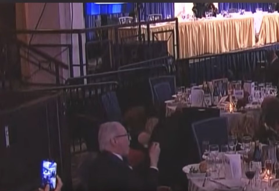 SapienAssassin's tweet image. 🚨 Breaking News 
Absolute legend and total badass, Michael Glantz, casually munchin' on some yum yums

during the active shooter as all the
snowflakes around him hit the deck:

My man couldn't care less 🙄🥱😂
#amwriting #WHCD @WhiteHouse