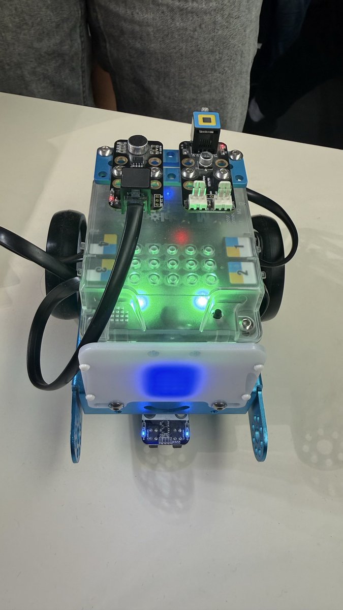 annascka's tweet photo. Hoy, Código Escuela 4.0 Madrid ha salido con ilusión, nervios y muchas ganas de demostrar todo lo aprendido.  
Han participado en RoboCampeones, viviendo una experiencia que va mucho más allá de la robótica.  
Es esfuerzo, equipo y sueños que empiezan a tomar forma. https://t.co/neC7KSdFbu