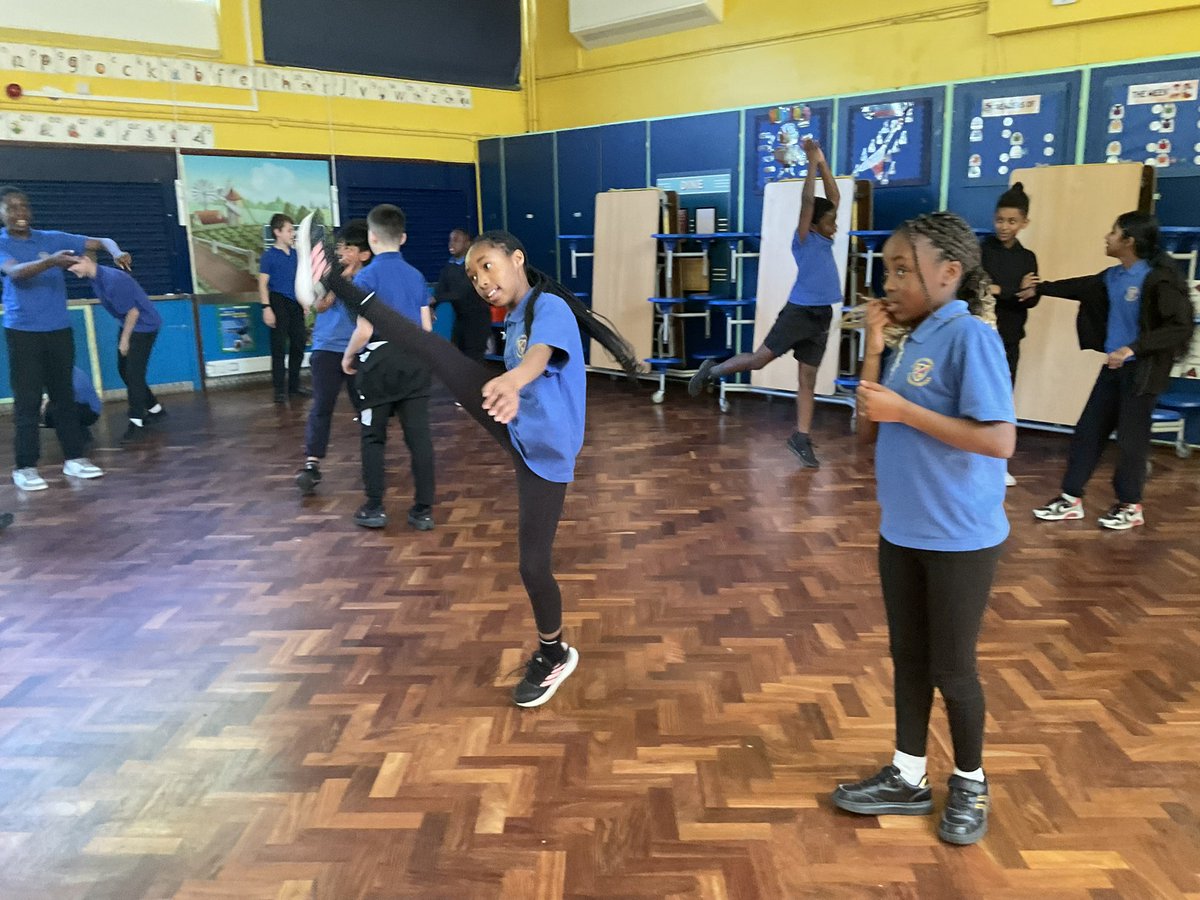 AbbeyPrimary's tweet image. #y6 are combining gestures, jumps and owning the space to create a dance phrase #PE #dance