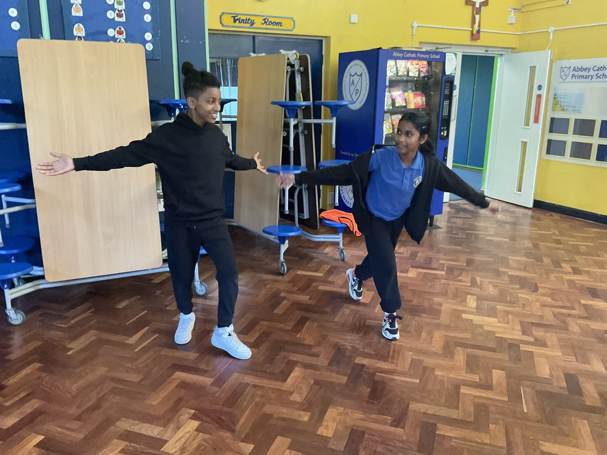 AbbeyPrimary's tweet image. #y6 are combining gestures, jumps and owning the space to create a dance phrase #PE #dance