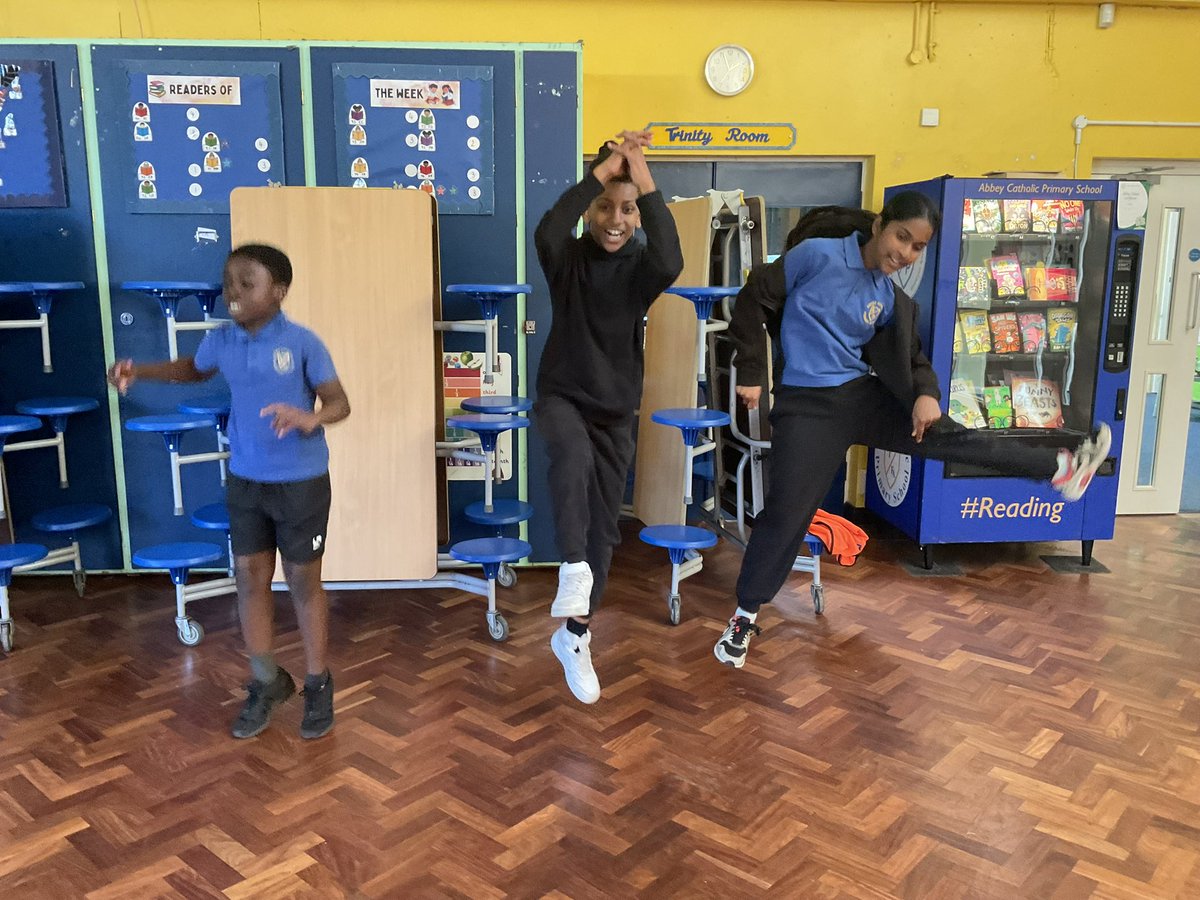 AbbeyPrimary's tweet image. #y6 are combining gestures, jumps and owning the space to create a dance phrase #PE #dance