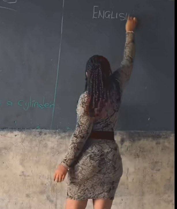 LaNo_Twits's tweet photo. Class wey go sweet na from the teacher you go take know😁 https://t.co/MToOt9haXM
