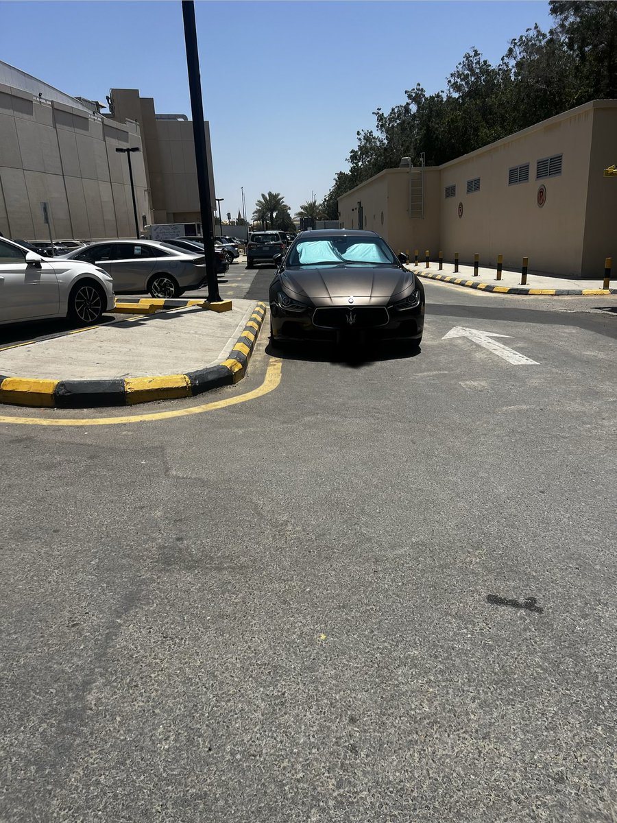 LamiaAlyafi's tweet photo. @RedSeaMallKSA السلام عليكم.أيعقل هكذا يا إدارة الرد سي مول/جدة؟ المواقف  مسؤولية من؟ من الجهة المسؤولة لمتابعة السيارات المخالفة التي تضيق على حركة السيارات داخل المواقف؟نحن من رواد المول بصورة يوميةونعتبر المول هذا من احد ارقى المولات في المملكة ولا يرضينا ما يحصل من مخالفات. https://t.co/l4b3cOrjLP