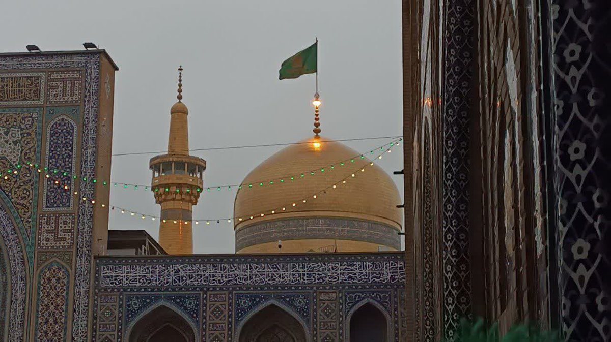 میگن امام رضا یجورِ خاصی 
رئوف‌ ِ که ، مثلا از هر جای عالم که
صداش کنی همون لحظه نگات 
میکنه میگه جانم ..🌱(:

#ایران_امام_رضا 
#صحن_رضا_جان