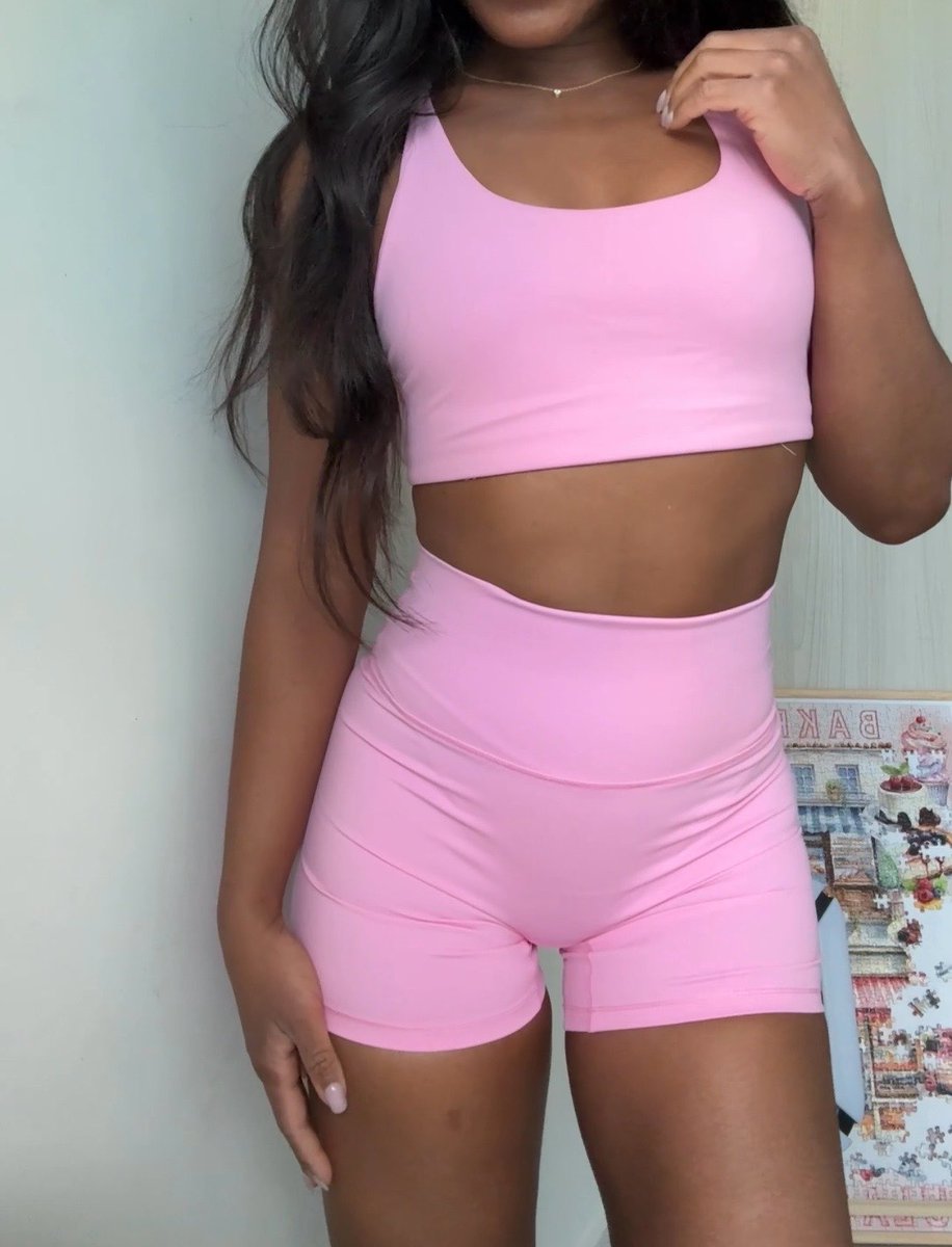 Mademoiselle Néla 🥂🇫🇷 tweet media