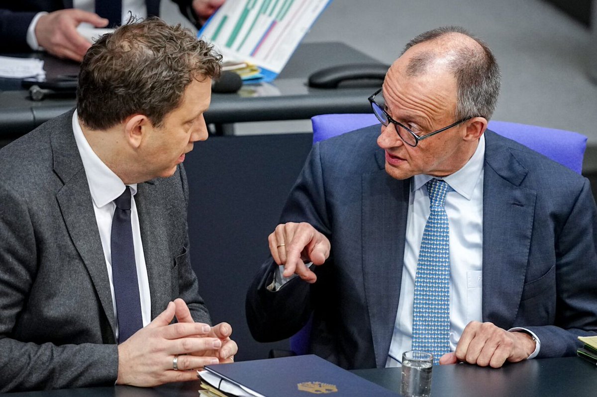 Libertas2906's tweet photo. Wenn die Regierung nur noch Gruppentherapie mit Dienstwagen ist

Man muss sich das einmal vorstellen: Deutschland steckt in einer tiefen Haushaltskrise, die Wirtschaft ächzt, Bürger und Mittelstand werden mit immer neuen Belastungen drangsaliert, und was macht die politische Spitze dieses Landes?

Sie führt öffentlich Beziehungsgespräche.

Lars Klingbeil stellt sich auf eine Bühne und erzählt, Friedrich Merz habe ihn angebrüllt. Der Vizekanzler als beleidigter Klassenfahrtsprecher, der vor versammelter Mannschaft ausplaudert, was intern passiert sein soll. Das ist nicht Regierung. Das ist eine schlecht geschriebene Polit-Soap mit Dienstwagen, Personenschutz und Pensionsanspruch. 🎭

Und genau darin liegt der eigentliche Skandal.

Es geht nicht darum, ob Merz laut geworden ist. Es geht darum, dass diese Koalition offenbar so kaputt ist, dass selbst die letzten Reste politischer Vertraulichkeit öffentlich ausgeschlachtet werden. Was früher in internen Runden geklärt wurde, landet heute als Munition im parteipolitischen Schützengraben. Jeder gegen jeden. CDU gegen SPD. SPD gegen CDU. Und mittendrin ein Land, das längst andere Sorgen hat als die Lautstärke im Kanzleramt.

Klingbeil nutzt den angeblichen Anbrüll-Moment nicht zufällig. Er inszeniert sich als standhafter Verteidiger der SPD-Seele gegen die böse Union. Gegen unbezahlte Krankheitstage. Gegen die Abschaffung eines Feiertags. Gegen angeblich kalte Kürzungspolitik. Das klingt für die eigene Basis natürlich wunderbar. Endlich wieder Klassenkampfkulisse, endlich wieder moralischer Alarm, endlich wieder der alte Reflex: Wir schützen euch vor den anderen.

Nur leider schützt diese SPD niemanden vor der Realität.

Denn die Realität ist: Dieses Land lebt über seine Verhältnisse. Der Staat ist aufgebläht, die Sozialkassen ächzen, die Haushaltslöcher werden größer, und die arbeitende Mitte soll am Ende wieder zahlen. Nicht die Apparate. Nicht die politischen Lieblingsprojekte. Nicht die ideologischen Verschwendungsprogramme. Nein, am Ende soll wieder der Bürger bluten, der morgens aufsteht, Steuern zahlt und sich von Leuten belehren lassen darf, die ohne Steuergeld vermutlich nicht einmal eine Bratwurstbude kostendeckend führen könnten.

Und die Union? Die gibt auch kein besseres Bild ab.

Friedrich Merz ist als Kanzler angetreten mit dem Versprechen, endlich Ordnung in diesen Laden zu bringen. Herausgekommen ist eine Regierung, die wirkt wie ein wackeliger Tapeziertisch auf einem Dorfflohmarkt: Jeder stellt etwas drauf, keiner weiß, ob das Ding die nächste Stunde übersteht. Die CDU wollte angeblich einen Politikwechsel. Bekommen hat Deutschland eine Koalition, in der man sich gegenseitig öffentlich vorführt, während die zentralen Probleme des Landes weiter liegenbleiben wie Aktenstapel in einem überforderten Bürgeramt.

Das Bittere daran: Millionen Bürger haben längst verstanden, was in Berlin immer noch verdrängt wird. Diese Koalition passt nicht zusammen. Sie hat keine gemeinsame Richtung, keinen gemeinsamen Kompass und offenbar nicht einmal mehr die Disziplin, interne Beratungen intern zu lassen. Wenn der Vizekanzler öffentlich erzählt, der Kanzler habe ihn angebrüllt, dann ist das kein kleiner Ausrutscher. Das ist ein Zeichen politischer Zersetzung.

Eine Regierung, die sich selbst nicht mehr zusammenhalten kann, soll ein Land durch Krise, Schulden, Migration, Energiechaos, Sicherheitsprobleme und wirtschaftlichen Abstieg führen?

Das ist absurd.

Und es ist gefährlich.

Denn während Berlin seine Eitelkeiten pflegt, verlieren Bürger das Vertrauen. Nicht, weil sie zu dumm wären, die große Politik zu verstehen. Sondern weil sie sie inzwischen viel zu gut verstehen. Sie sehen eine politische Klasse, die moralisch predigt, aber praktisch scheitert. Die Verantwortung ruft, aber Schuld immer bei anderen sucht. Die Sparsamkeit fordert, aber nur dort, wo es der eigenen Klientel gerade nicht wehtut.

Klingbeils Bühnenangriff zeigt deshalb mehr als nur einen Koalitionsstreit. Er zeigt eine Regierung, die innerlich bereits zerlegt ist. Eine SPD, die jede echte Reform blockiert, sobald sie der eigenen Erzählung widerspricht. Eine Union, die vom Politikwechsel redet, aber sich in einer Koalition festkettet, die diesen Wechsel unmöglich macht. Und einen Kanzler, der inzwischen offenbar nicht einmal mehr die eigene Regierung geräuschlos führen kann.

Wenn diese Koalition wirklich noch einen Rest Respekt vor den Bürgern hätte, dann würde sie dieses Trauerspiel beenden.

Nicht morgen. Nicht nach der nächsten Klausur. Nicht nach dem nächsten „Wir haben uns ehrlich ausgesprochen“-Pressetermin mit verkrampftem Lächeln und vorbereiteten Sprechzetteln.

Sondern jetzt.

Deutschland braucht keine Regierung, die sich gegenseitig wegen Tonlage, Empfindlichkeiten und Machtspielchen zerlegt. Deutschland braucht eine Regierung, die Entscheidungen trifft, Ausgaben senkt, Leistung entlastet, Grenzen ernst nimmt und den Staat wieder auf seine Kernaufgaben zurückführt.

Wenn Union und SPD dazu nicht fähig sind, dann sollen sie den Weg frei machen.

Denn dieses Land ist kein Therapieraum für gekränkte Berufspolitiker.

Und die Bürger sind nicht dafür da, den Eintritt für diese Berliner Daueraufführung zu bezahlen. 🧾

https://t.co/p41DRfA4ns