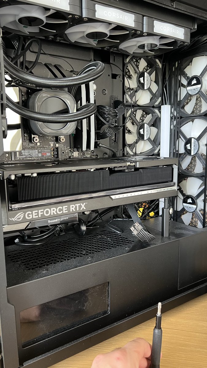 diegopcmr's tweet image. Not too much of a diference in terms of size.
But the design of the Astral is my favorite so far.
#pcmr #pcgaming