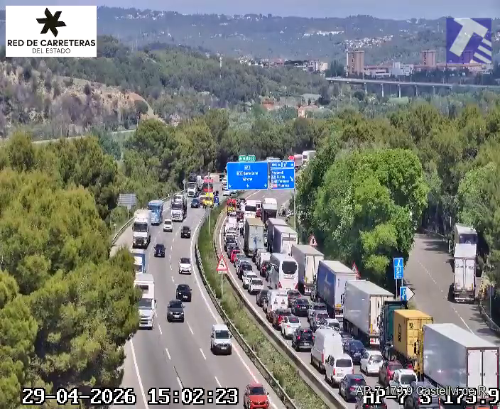transit's tweet image. ⚫ L'AP-7 està tallada a Castellví de Rosanes en sentit Barcelona per un #accident i hi ha un carril tallat en sentit Tarragona.

🔴 Retencions de Gelida a Castellví de Rosanes en sentit nord i de Martorell i a Castellví de Rosanes en sentit sud.
