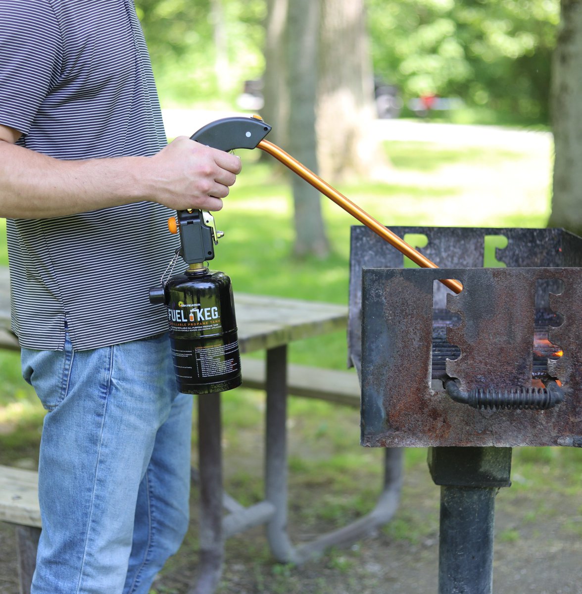 FuelKeg's tweet photo. Torching the Grill 🔥🌭

Fuel up your torches this spring on the campsite with a Fuel Keg refillable propane tank! Refill over and over again, ditch the green canisters.

Power up all your favorite propane gear and gadgets with a Keg ‼️ https://t.co/QoSpxnXDeU