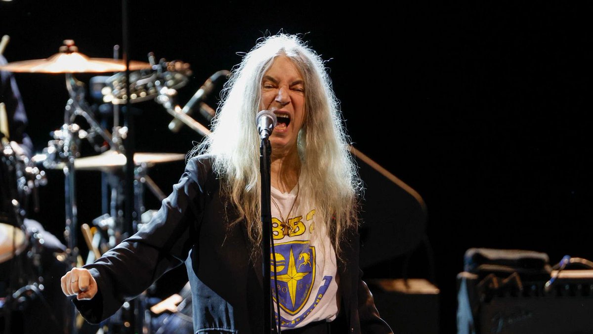 rtve's tweet photo. 🎙️ Patti Smith, Premio Princesa de Asturias de las Artes 2026 por "plasmar la rebeldía del individuo"

La madrina del punk ha publicado una veintena de libros, poemas y sus memorias

https://t.co/BzSrLDEydT https://t.co/OUDlH5O6cQ