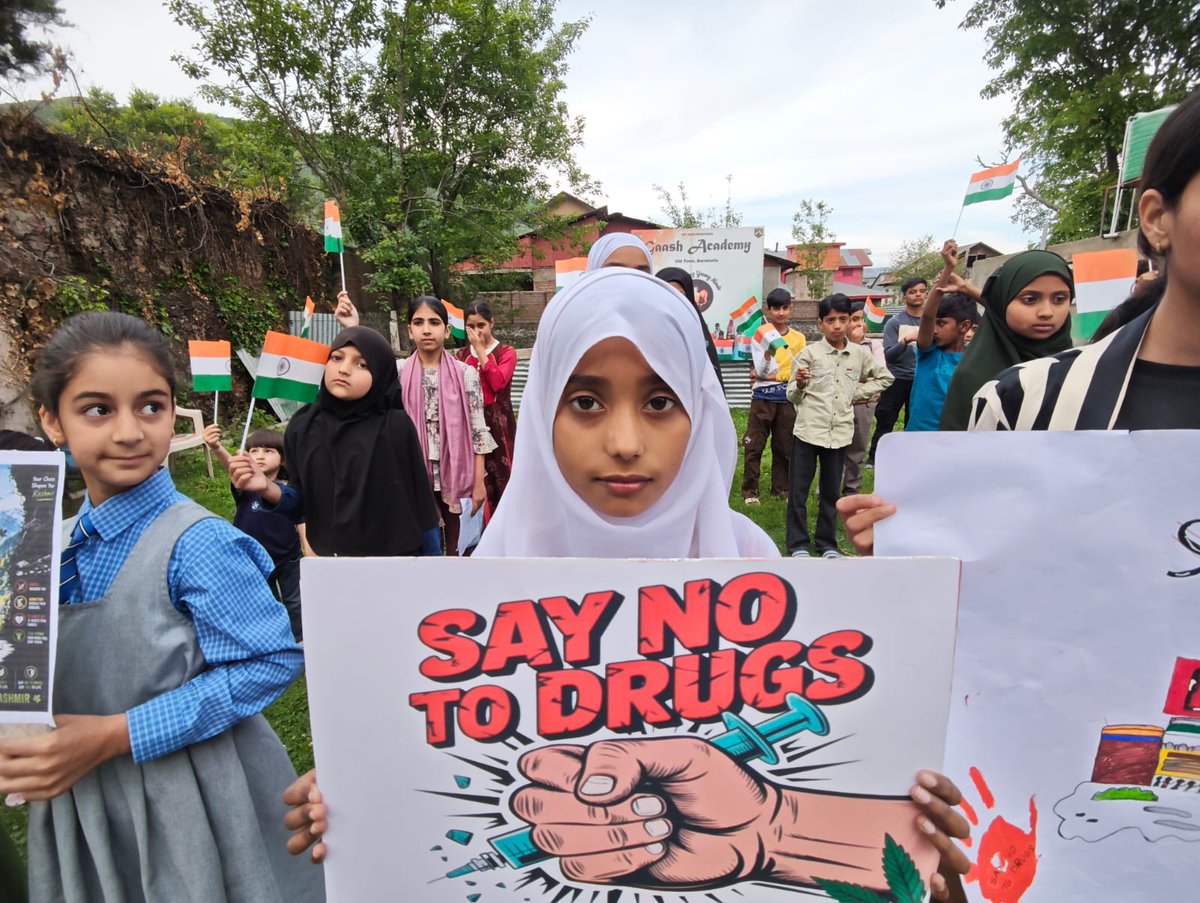 lovebaramulla's tweet photo. Youth is our strength—let’s keep it drug-free.

Gaash Academy Baramulla supports #NashaMuktiAbhiyan. Students &amp; parents united to spread awareness through posters &amp; speeches.
Choose dreams, not drugs. ✨
#SayNoToDrugs #DrugFreeIndia https://t.co/iHy0eLKNM0