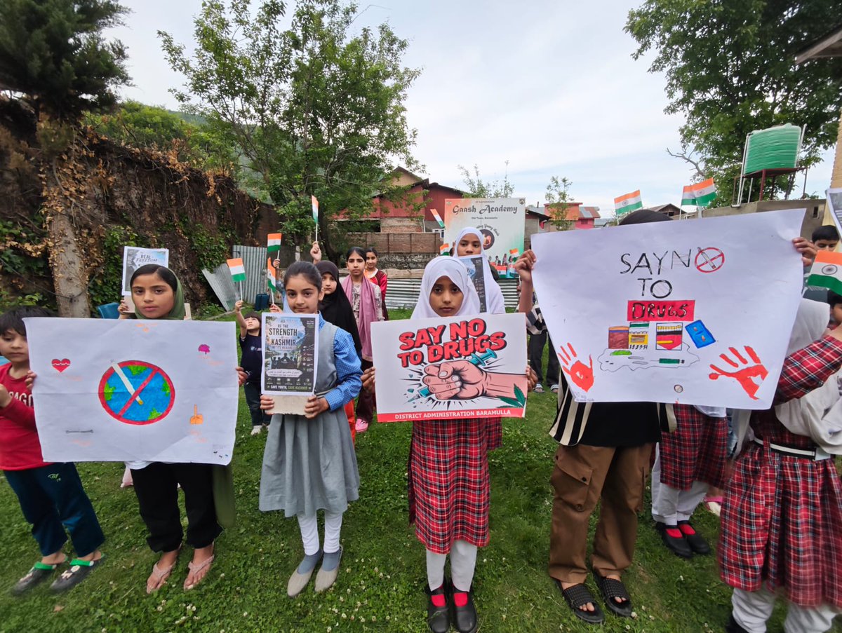 lovebaramulla's tweet photo. Youth is our strength—let’s keep it drug-free.

Gaash Academy Baramulla supports #NashaMuktiAbhiyan. Students &amp; parents united to spread awareness through posters &amp; speeches.
Choose dreams, not drugs. ✨
#SayNoToDrugs #DrugFreeIndia https://t.co/iHy0eLKNM0