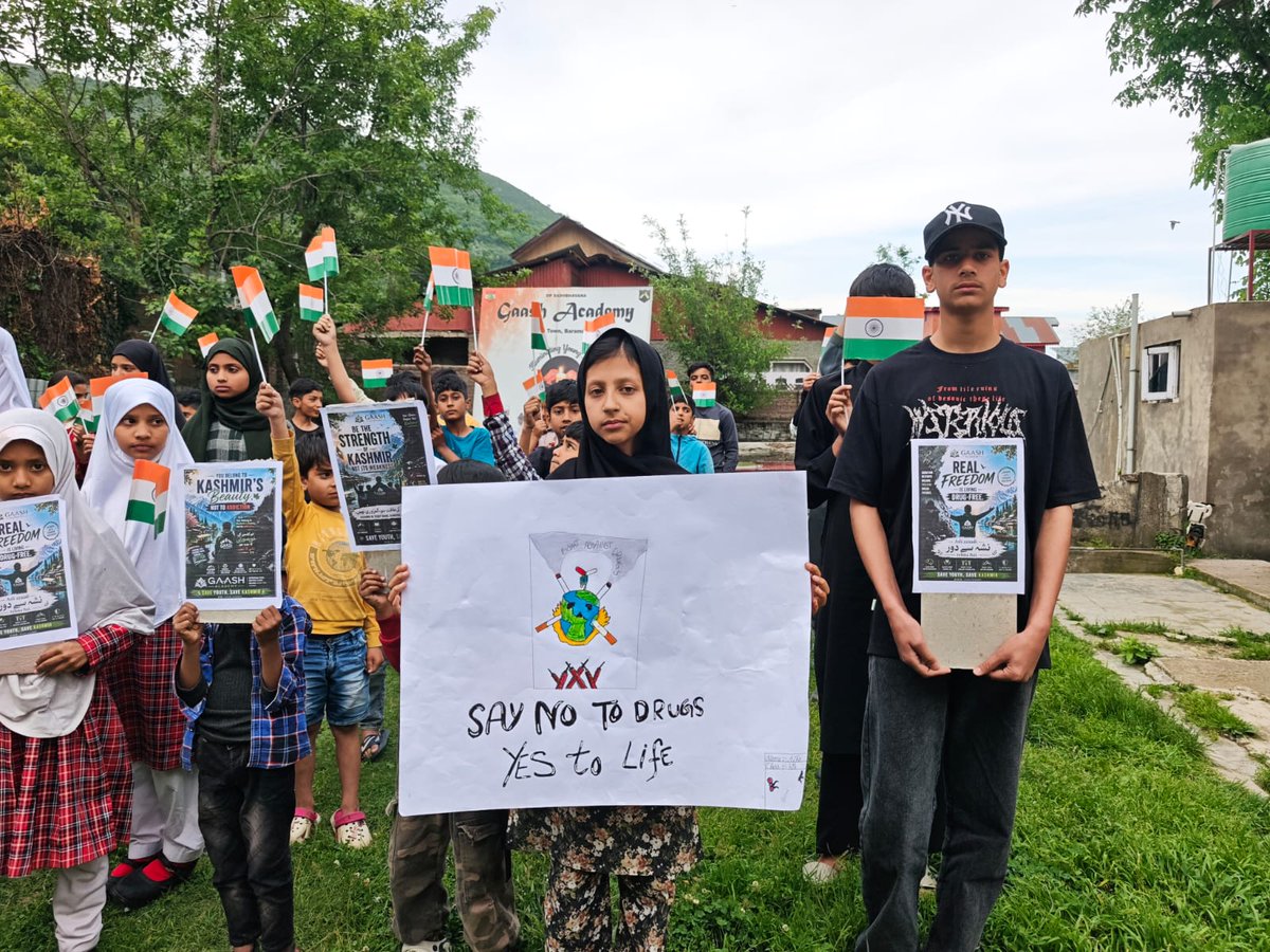 lovebaramulla's tweet photo. Youth is our strength—let’s keep it drug-free.

Gaash Academy Baramulla supports #NashaMuktiAbhiyan. Students &amp; parents united to spread awareness through posters &amp; speeches.
Choose dreams, not drugs. ✨
#SayNoToDrugs #DrugFreeIndia https://t.co/iHy0eLKNM0