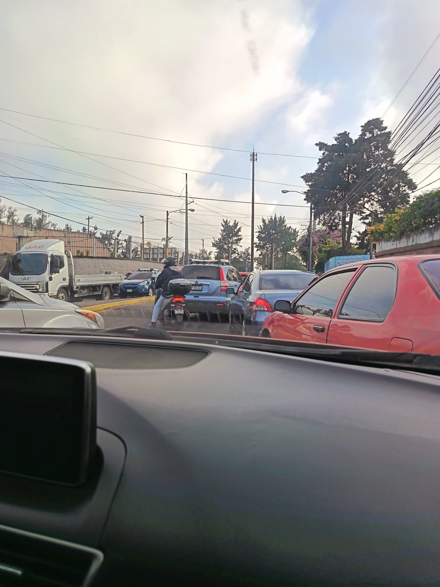 FlorydePrez2's tweet photo. Atención @amilcarmontejo @PMTMuniGuate @traficogt @muniguate todos los días es un dolor pasar por el puente Villa Linda, mandan policías cada caída de granizo, es necesario que manden 3 policías uno en el puente, uno en el cruce de la Megapaca y periférico. https://t.co/d5NlWCtzWN