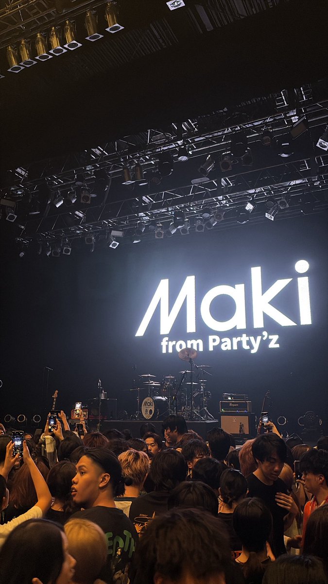 yu_EmoM's tweet photo. 本人たちが言った通り、挑戦的な新曲ばかりだったけど、やっぱり「シモツキ」「憧憬へ」「平凡の愛し方」とかの僕らのロックアンセムがMaki好きで埋まったZepp Nagoyaに響くと、心にくるものがあるな...。 https://t.co/HkTKyzrd3d