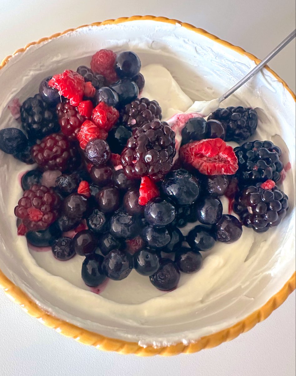 free_style_chef's tweet image. I can’t get enough of this breakfast. 

Whipped Greek yogurt with frozen trio of berries. 

#brekkie #fruits