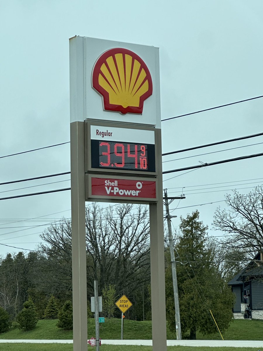 DavidDealership's tweet photo. @GasBuddyGuy My local Shell didn’t get the memo (yet) https://t.co/OhBDiRGVlo