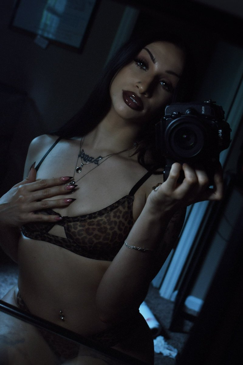 HOOCHIEANA's tweet photo. pretty baby 🖤 https://t.co/DRLCNGef7r