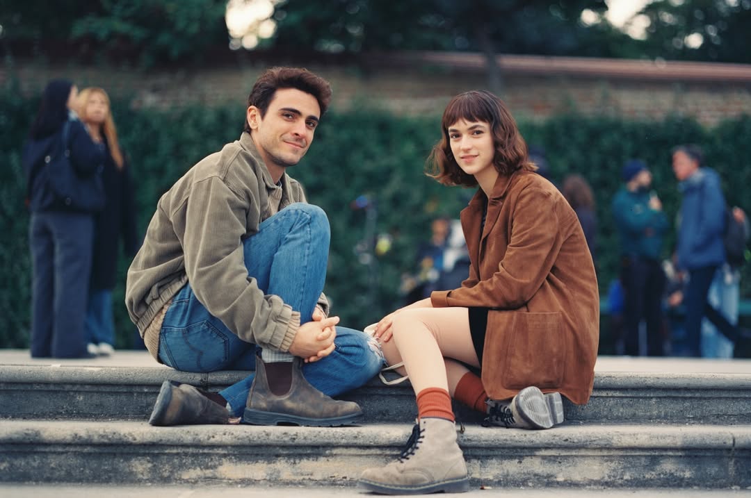 shipneide_'s tweet photo. O trailer da adaptação de "O Mapa dos Desejos", livro de Alice Kellen, será divulgado amanhã pela Netflix

Na minissérie uma adolescente que viu o sentido da vida se perder após perder a irmã recebe um mapa que a instrui a encontrar um desconhecido e juntos eles embarcam numa viagem de autoconhecimento