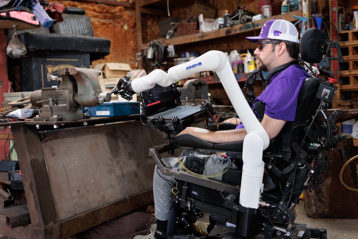 BarrowNeuro's tweet image. It’s not every day you encounter someone who is making history for the human race. But for clinicians, scientists, and students who attend the 2026 Barrow #Neuroscience Symposium, Friday, May 15 will be one of those days. 

Alex Conley has a cervical spinal cord injury and is the