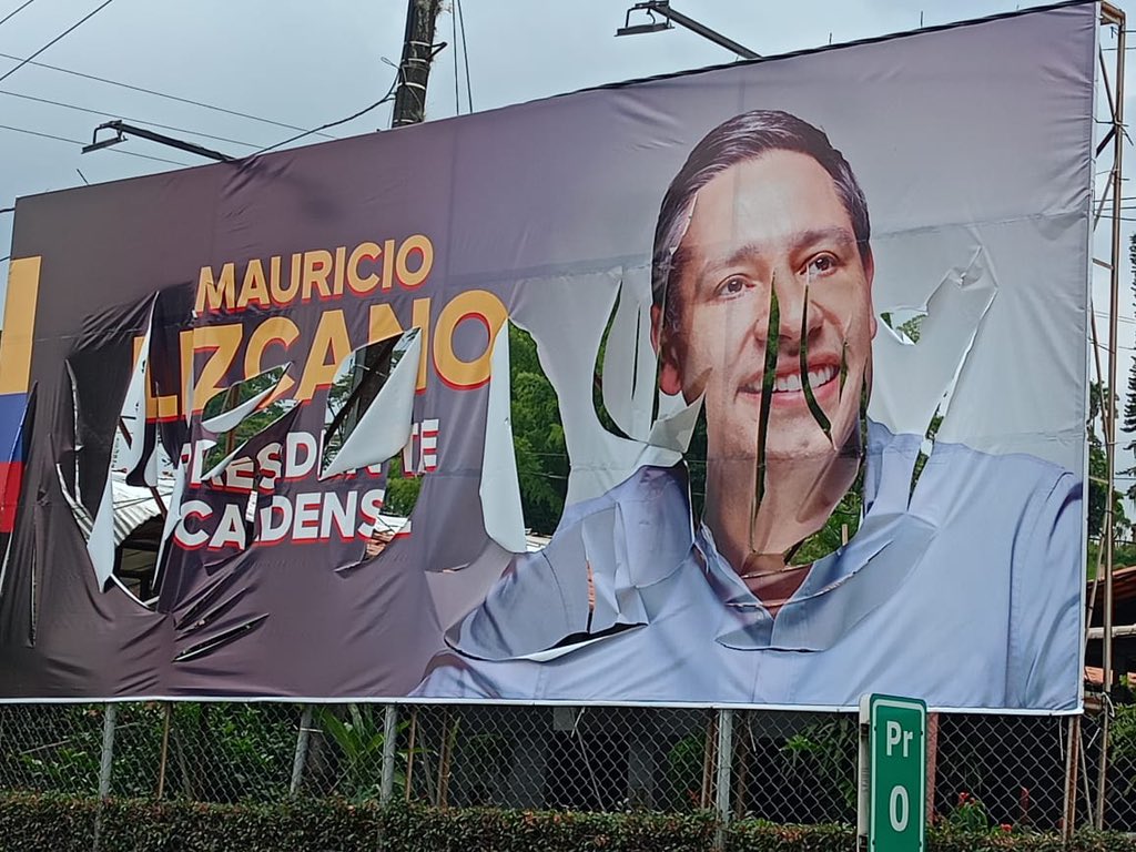 MauricioLizcano's tweet photo. Denunciamos este acto de vandalismo en contra de una valla nuestra en Chinchiná. Así no es la democracia y no podemos normalizarlo. Ningún tipo de violencia, venga de donde venga, puede tener cabida en la política colombiana.

Dañar una valla no es hacer política. Es imponer, intimidar y retroceder. No construye país ni representa la Colombia que queremos.

La democracia se defiende con ideas, respeto y de frente a la gente. El país merece una política sin agresiones, sin miedo y con altura.