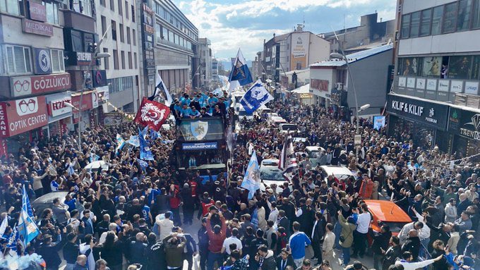 yahyatici's tweet photo. #ŞampiyonErzurumspor🤍💙 
Tebrikler ve Teşekkürler Başkanlarımıza👏👏👏
@mehmetsekmen 
@ahmetdal https://t.co/aYcudNJ2MU
