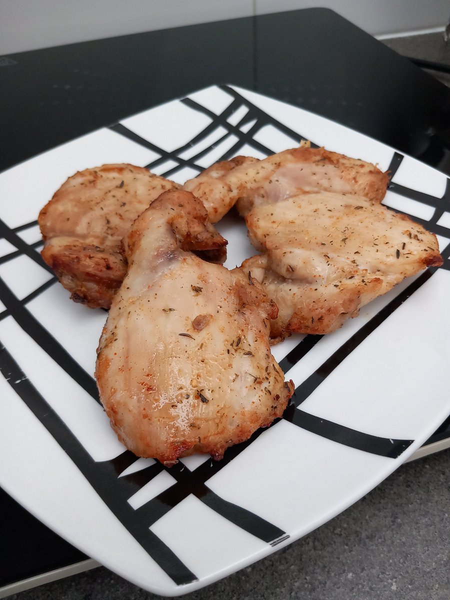 PepGranellTrave's tweet photo. Wiskas tunning para acabar bien este día😒🥴 @javiercoypenal1
Marinar #pollo 30 min (ajo polvo,tomillo,pimentón,🍋,Aceite)
15 min a 180 °C y 8 a 200 °C
No falla
#Twitter #BuenasNoches #dieta #brócoli #canar #gastrolovers #cuina #cuisine #airfryer #sopar #primavera #eat #foodie https://t.co/YK5risYn2f