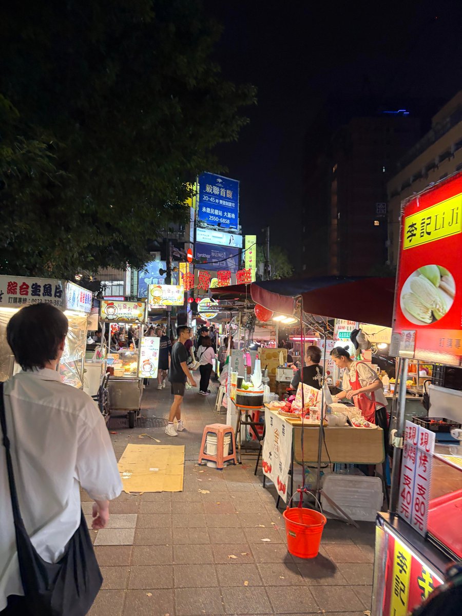 RinaSolaceVOV's tweet photo. 寧夏夜市、本当に楽しくて、食べ物が美味しすぎて止まらない！ https://t.co/nMtSYsSxpM