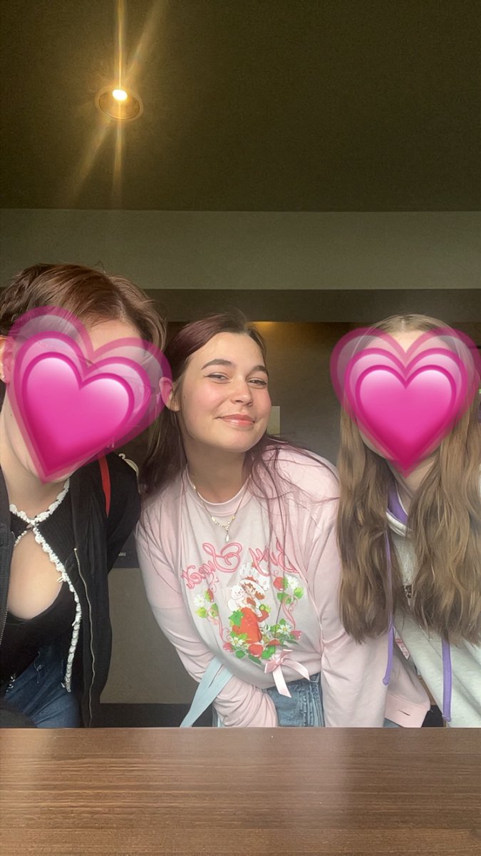 lesbianlauralee's tweet photo. ariel's life outside of twitter https://t.co/Pps09zpm29