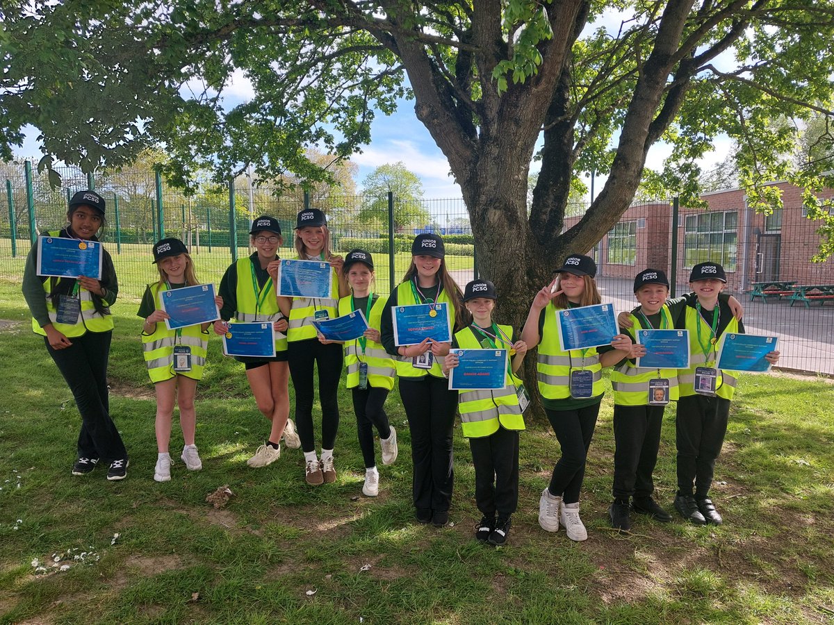 HalesowenWMP's tweet image. Halesowen NHT had the honour of awarding our Junior PCSO's their certificates at Hunting Tree Primary School this afternoon for completing the programme. Well done to all the students who are now Junior PCSOs. #communitypolicing