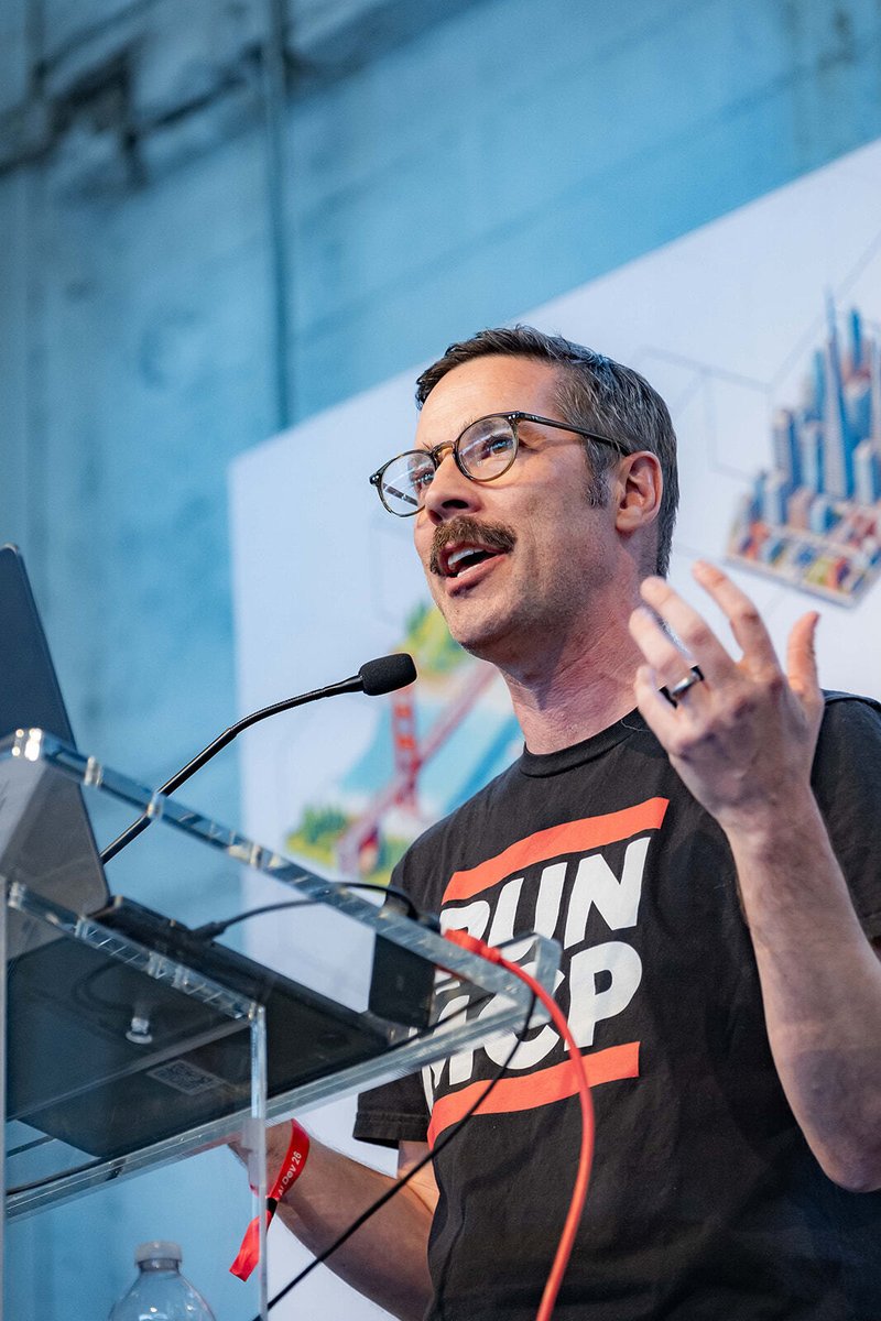 DeepLearning.AI tweet media