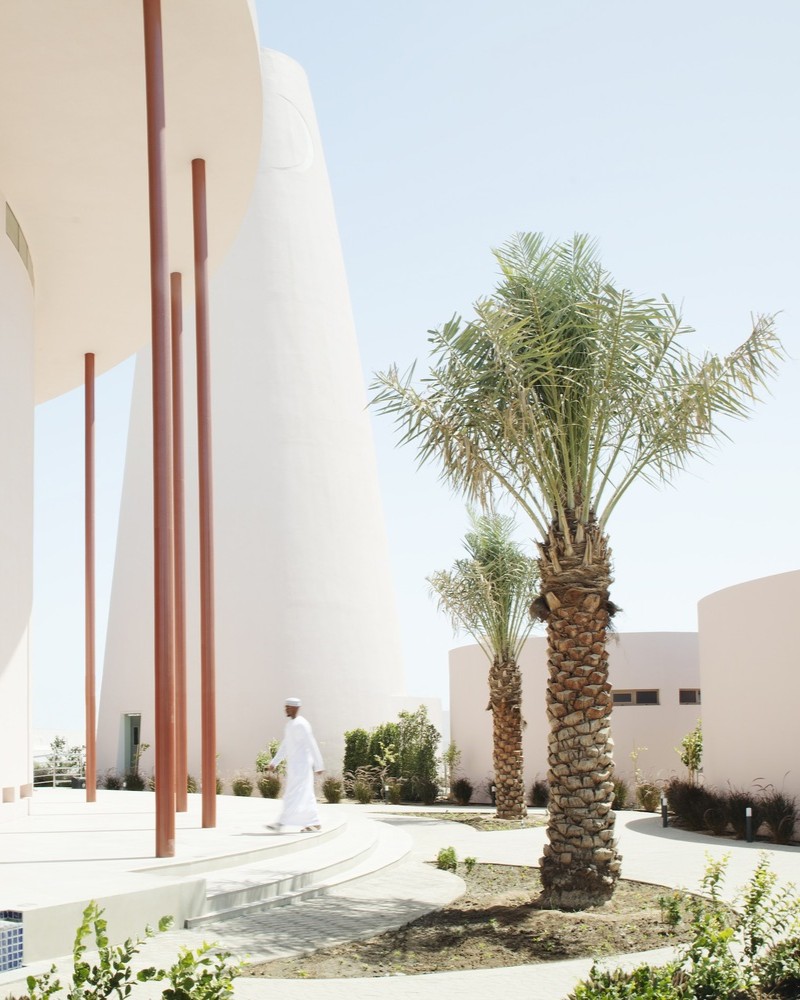 arkitektcom's tweet image. Ay’dan esinlenerek dairesel bir disk şeklinde tasarlanan Bab Al-Salam Camii

Proje, Umman mimarisini temel alarak gelenek, sürdürülebilirlik ve anıtsallığı tek bir yapı kurgusunda bir araya getirmeyi hedefliyor. 

 #arkitekt #architecture #mosquedesign #islamicarchitecture