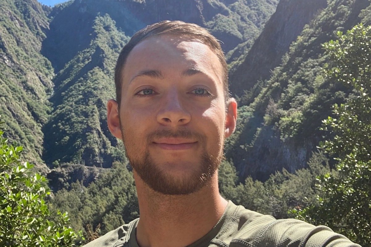 PsyGuy007's tweet photo. 🌐 🇫🇷 MAUVAISE NOUVELLE : Il part en randonnée... 4 jours plus tard, on retrouve son c0rps au pied d'une falaise

Florian, 29 ans, avait disparu samedi après être parti en randonnée dans le massif de la Sainte-Victoire, dans les Bouches-du-Rhône.

Un vaste dispositif de recherche avait été déployé pour le retrouver dont des équipes de secours en milieu périlleux, cynophile et un hélicoptère.

Un appel à témoins avait également été lancé.

Le c0rps sans vie du randonneur a finalement été retrouvé ce mercredi au pied d'une falaise.

La mac*bre découverte a été faite en fin de matinée, dans le massif de la Sainte-Victoire, à proximité du Pas du chat.

Le c0rps a été évacué par hélicoptère, et une autopsie sera effectuée dans les prochains jours pour déterminer les causes du décès.