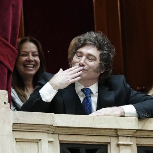 kaleidolitico's tweet image. #ULTIMAHORA

Captan a @JMilei oliendo sus dedos despues de restregarlos fuertemente por el culo de @POTUS.