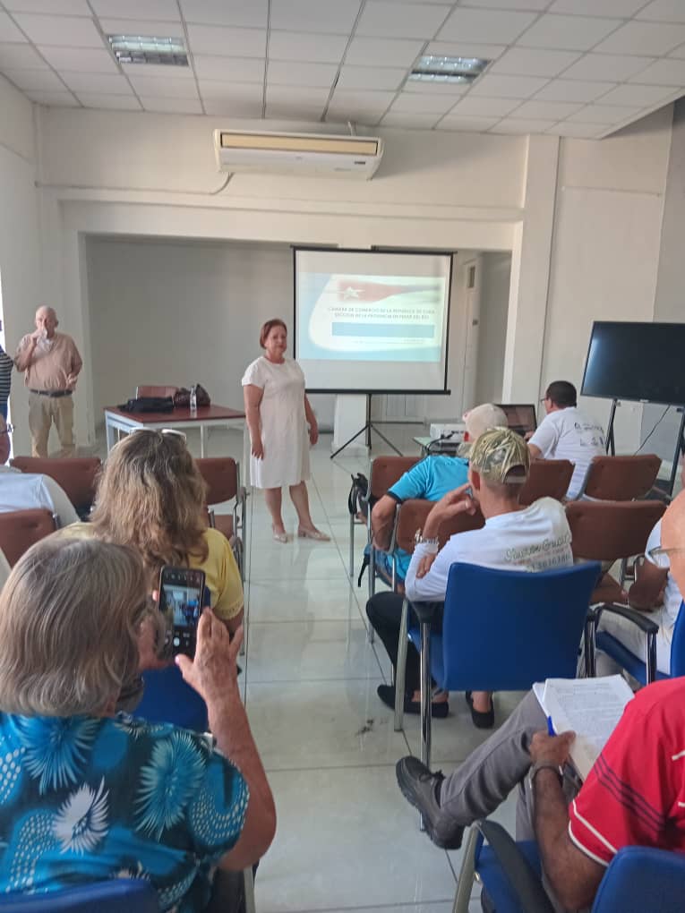 Camara_Comercio's tweet photo. #Hitos #CubaCámaraCimercio
📍Celebramos hoy la creación de la Sección de la @Camara_Comercio en Pinar del Río.
✅ Yeninaidy Ledesma comentó sobre la relevancia de la CCRC.
✅ Presentó de la Junta Directiva Provincial.
El encuentro promovió la asociación de agricultores 🇨🇺#Cuba https://t.co/QuogcZ9Xma