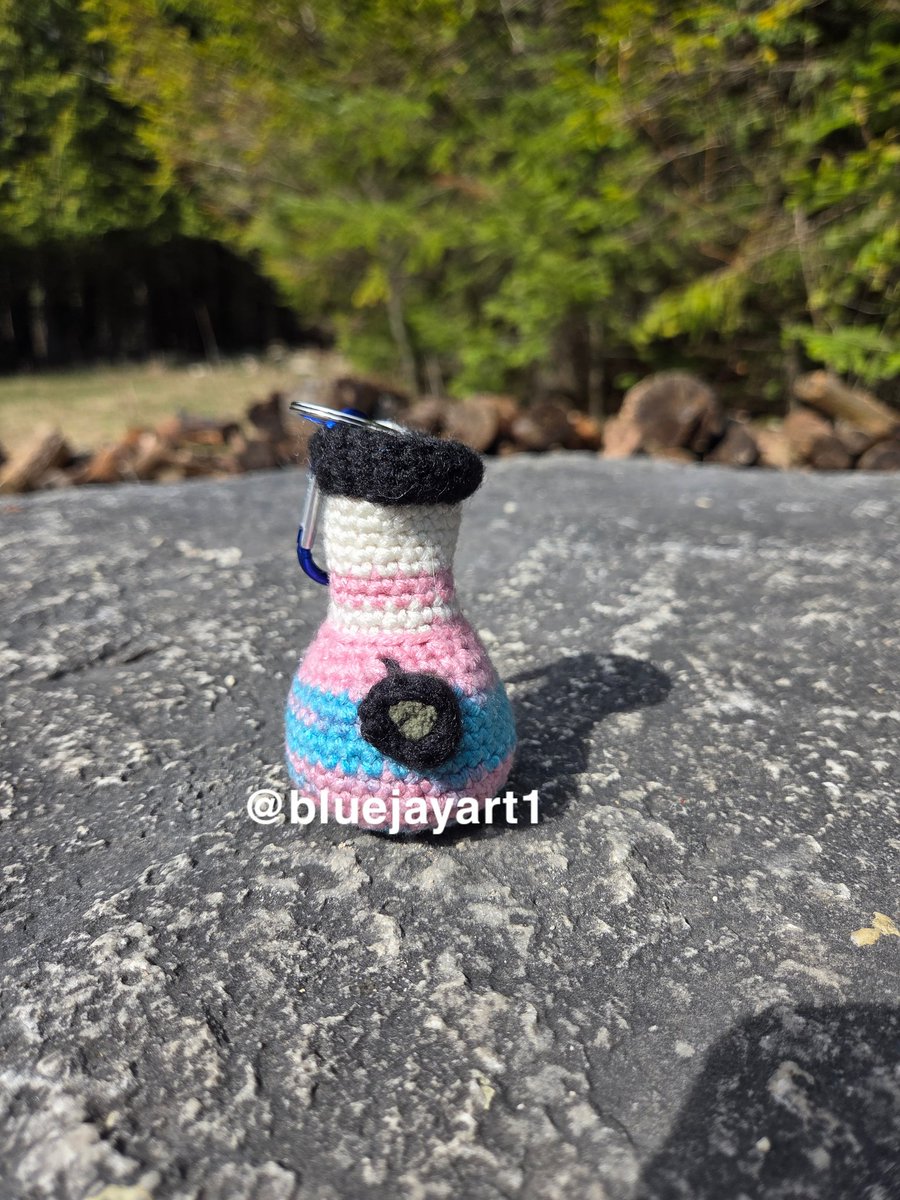 bluejayart1's tweet image. New items in my etsy shop! New trans pride water pipe keychains, rainbow, and a cute lil b0ng buddy!

Hoping to make more soon but sadly no buys yet. Not giving up!

All the support means so much 🫶🏻
🖤🔄 if u can!

#crochet #plush #pride #handmade #gardening #smoke #art #custom
