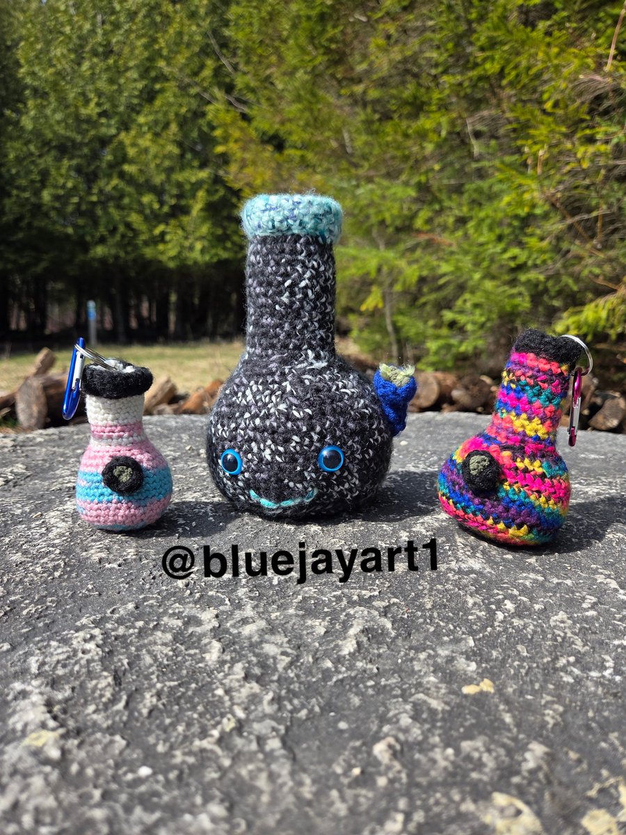 bluejayart1's tweet image. New items in my etsy shop! New trans pride water pipe keychains, rainbow, and a cute lil b0ng buddy!

Hoping to make more soon but sadly no buys yet. Not giving up!

All the support means so much 🫶🏻
🖤🔄 if u can!

#crochet #plush #pride #handmade #gardening #smoke #art #custom