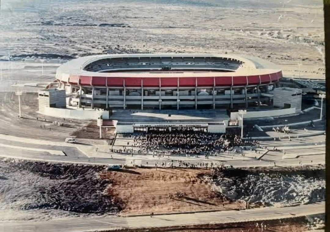 MXESTADIOS's tweet photo. Finalizado!
Todo el staff de construcción y administración se tomó la foto antes de la inauguración del Estadio Corregidora, en Querétaro.
Los alrededores estaban completamente vacíos. https://t.co/caqrDivgY2